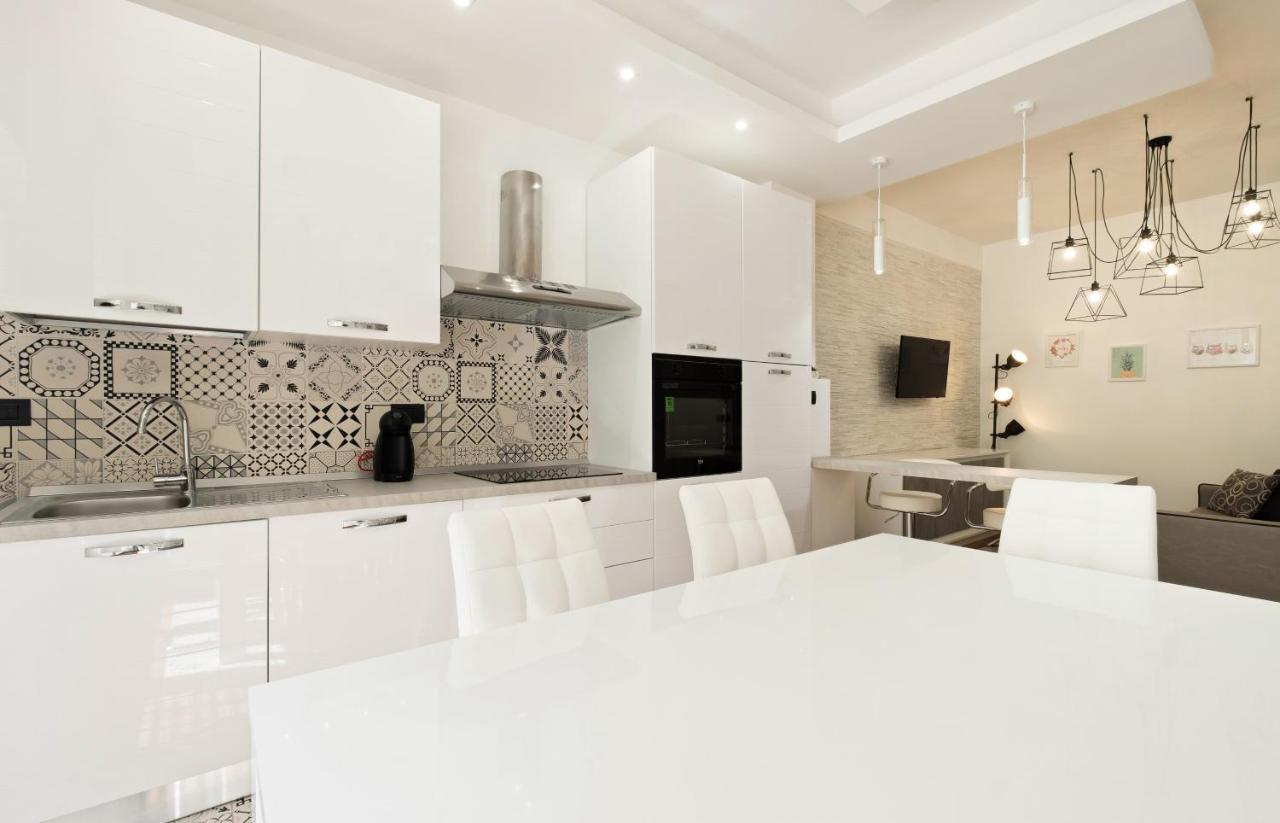 רומא 3 Bed Modern Flat - 15 Minutes Walk To Colosseum מראה חיצוני תמונה
